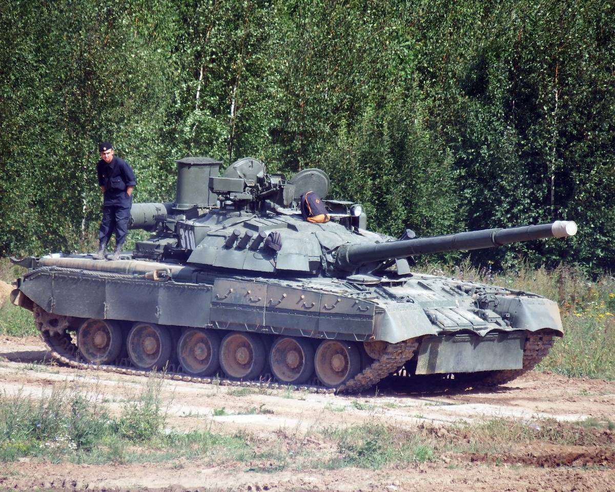 Редкий танк Т-80УЕ-1: в чем его превосходство над Т-72Б3 и Т-80БВМ