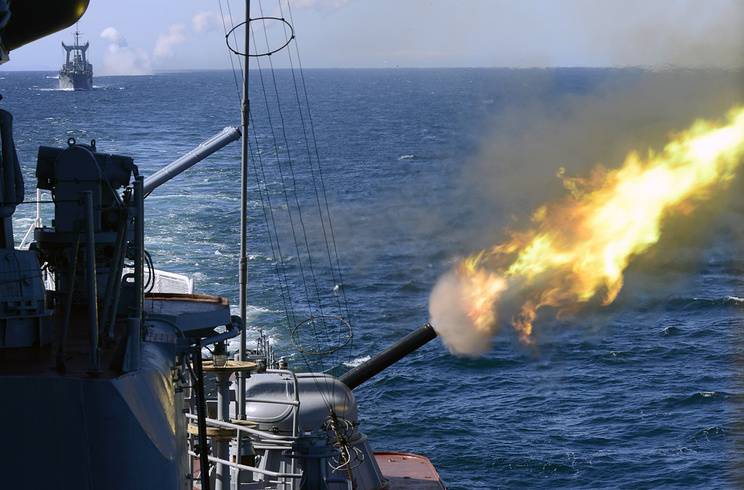 Военные отработали на Каспийском море тактический прием "Стена"