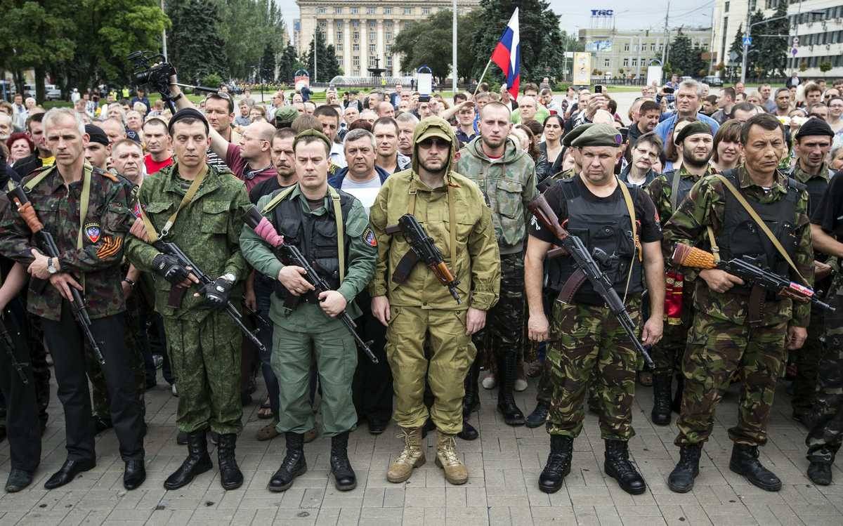 Донбасс не бросим: добровольцы из России сидят на рюкзаках