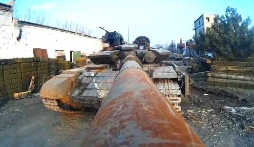 Очередной позор ВСУ: Порошенко подсунули танк с ржавым стволом