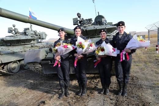 Новейшие "реактивные" Т-80БВМ женский экипаж освоил за месяц