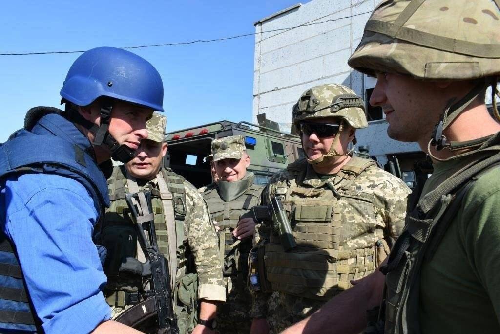 Министр обороны Великобритании прибыл на Донбасс