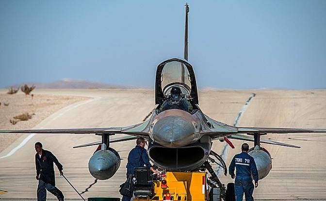 Воздушный бой с Израилем: F-15 и F-16 задавят русских массой