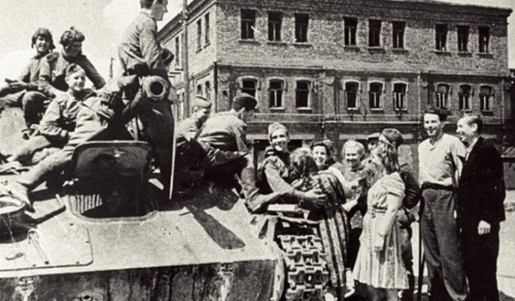 Первый советский танк, как радостный вестник избавления