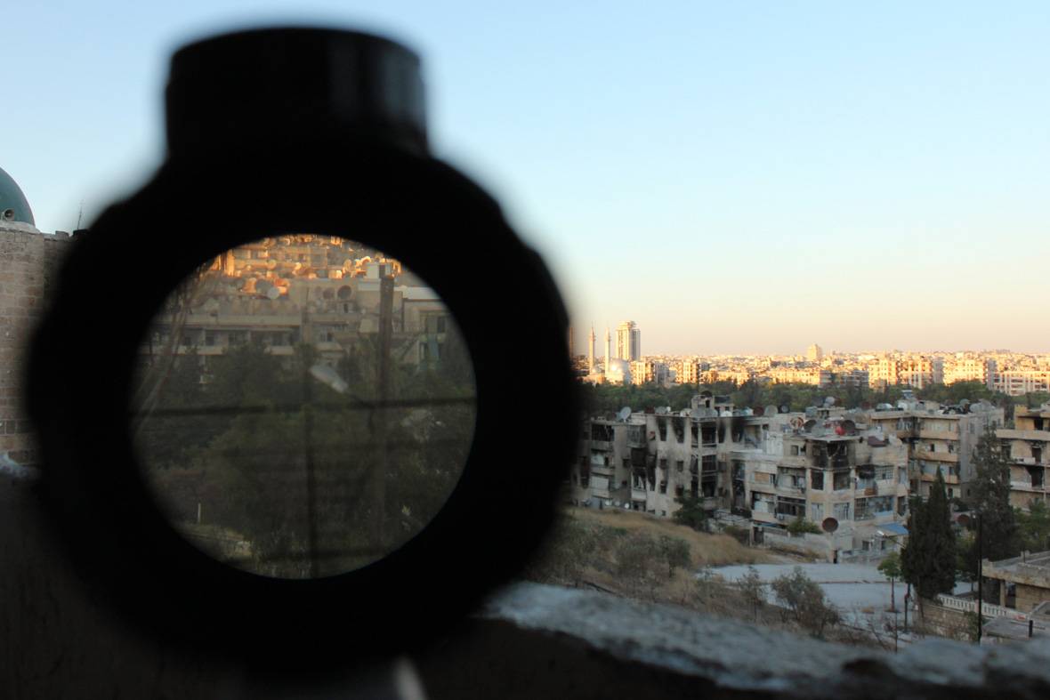 Работа неизвестных снайперов в Алеппо: главарь со свитой попал в прицел