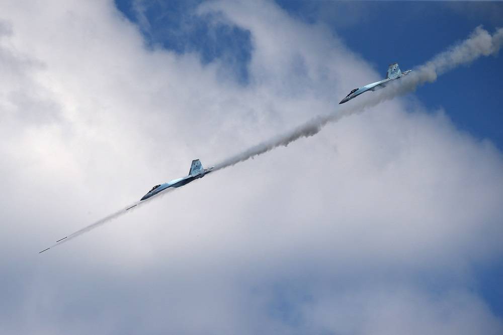 Экипажи Су-35С отработали применение авиабомб и неуправляемых ракет