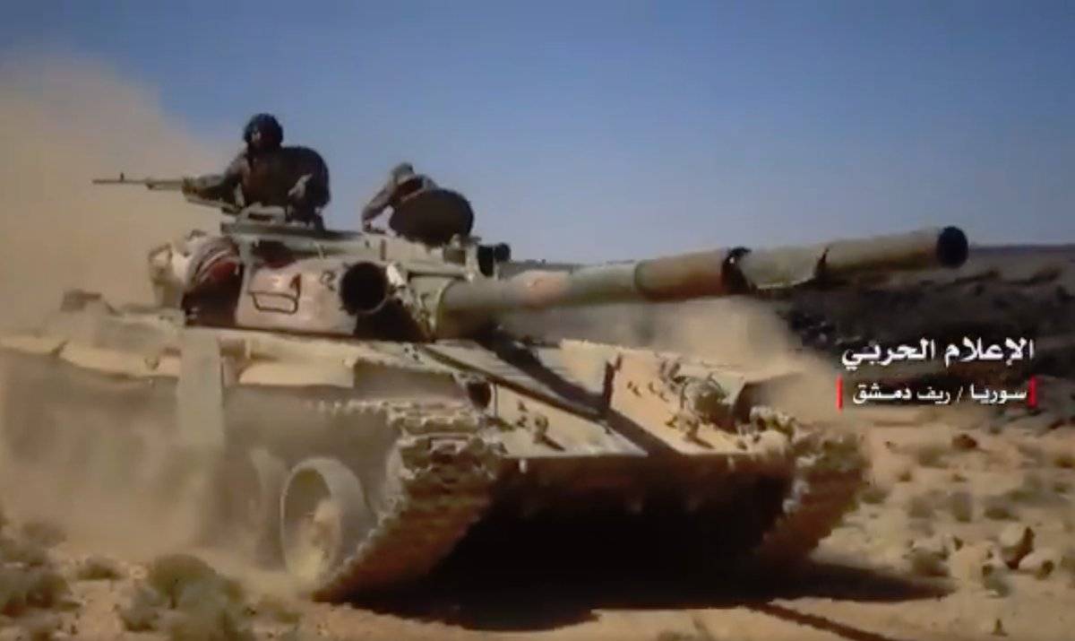 Танки-ветераны Т-72 "Урал" бросили в бой в сирийской "Черной пустыне"