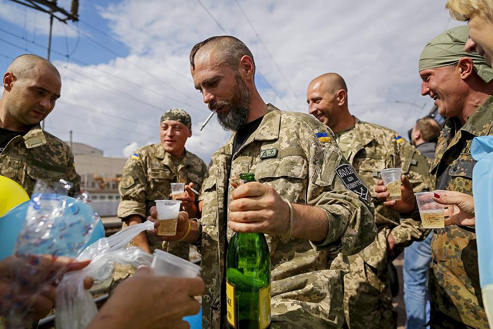 «Синие человечки» на Донбассе: солдаты ВСУ массово спиваются