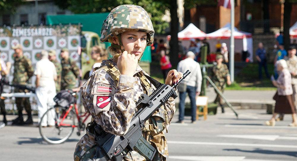 Студентам Латвии будут платить платить по 2500 евро за военное обучение