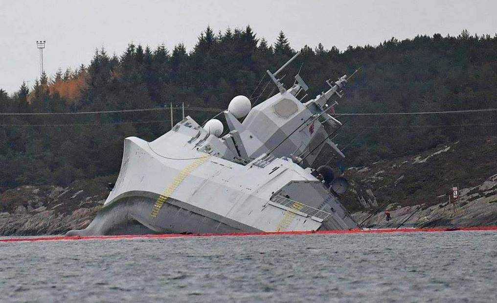 Опубликованы фотографии тонущего у берегов Норвегии фрегата НАТО