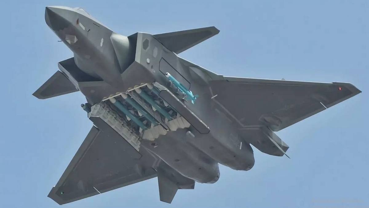 Китайский "тяжеловес" показал "зубы": новые ракеты на J-20