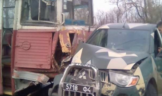 Забыли, что не на танке: в Мариуполе трамвай «атаковал» авто «Азова»