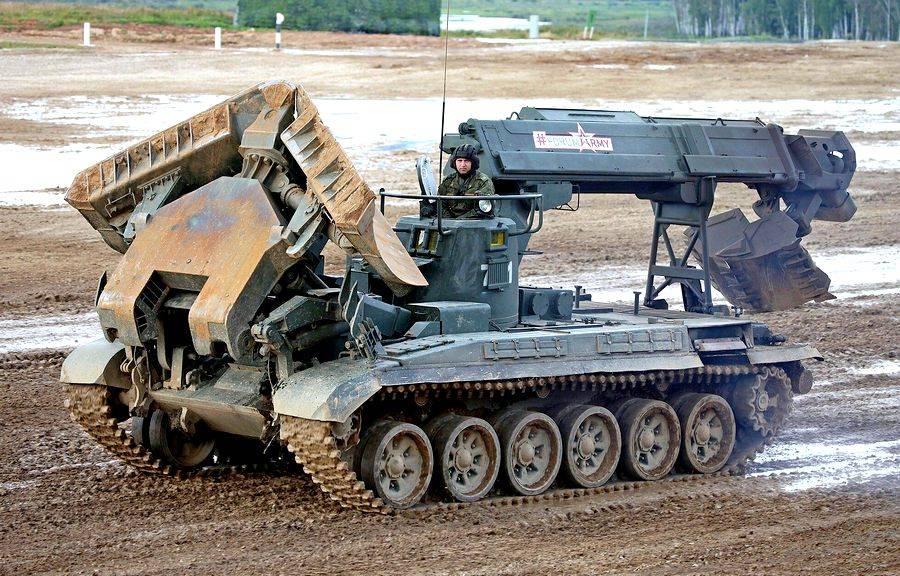 Любые преграды нипочём: Военные получили новые «инженерные танки»