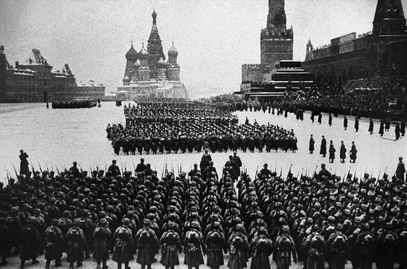 Парад на Красной площади 7 ноября 1941 года вызвал гнев у Гитлера