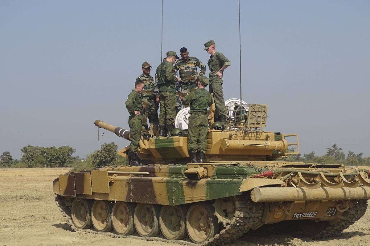 Российским военным показали индийские танки Т-90С Bhishma