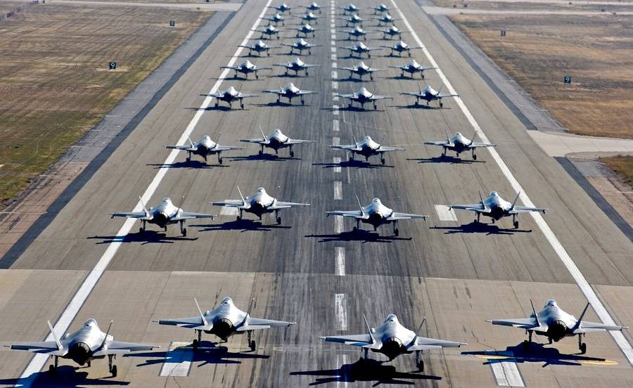 35 истребителей F-35 выполнили «Слоновью прогулку»