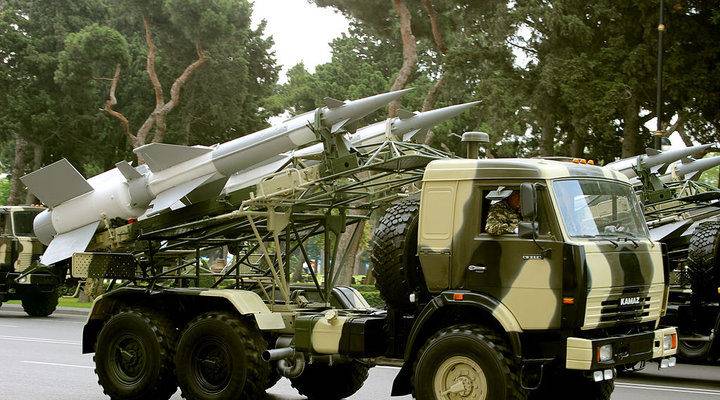 Тяжелая артиллерия и «Полонезы»: сколько оружия Минск продал Азербайджану