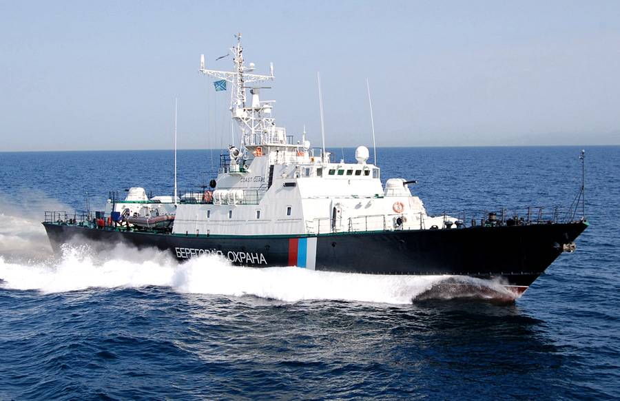 Пограничный корабль РФ протаранил украинский буксир в Азовском море