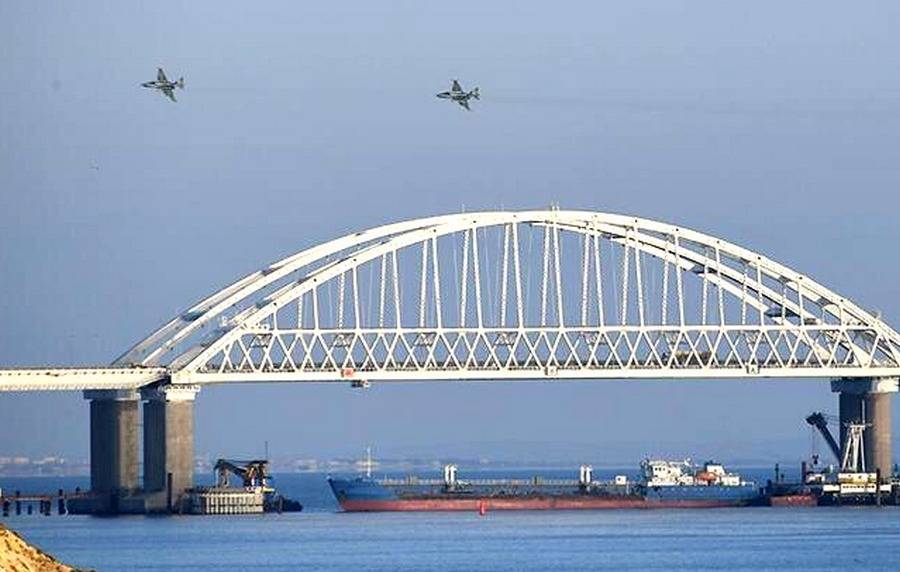 Украинская провокация: над Крымским мостом замечены штурмовики Су-25