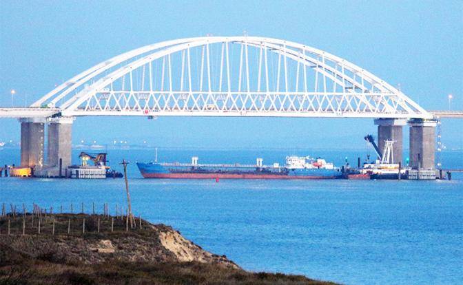Крымский мост: Море окрасила первая кровь