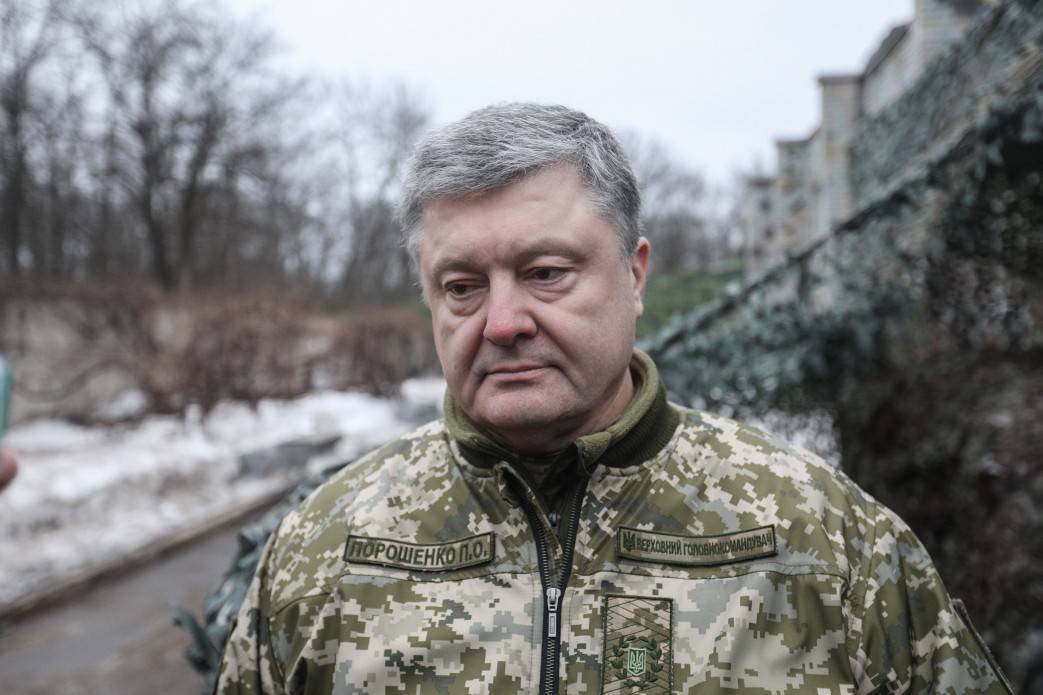 Порошенко ввел военное положение на Украине