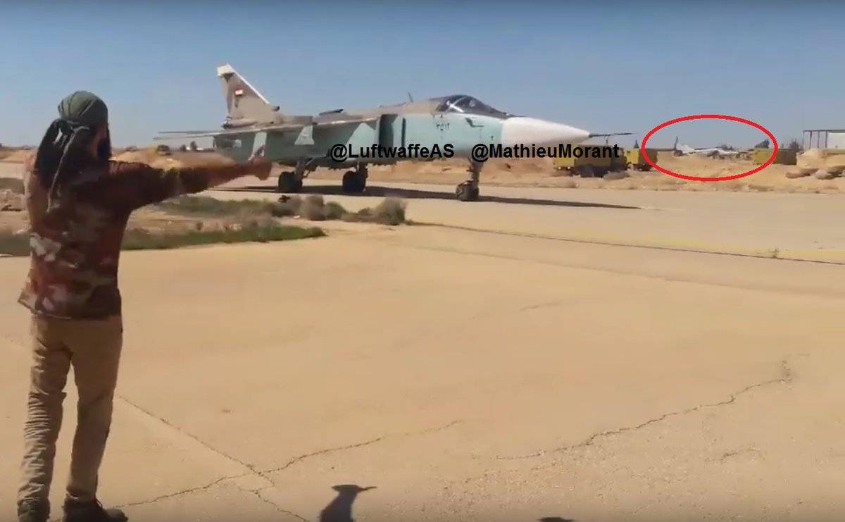 Редкий МиГ-25РБ и модернизированный Су-24М2 засветились в Сирии