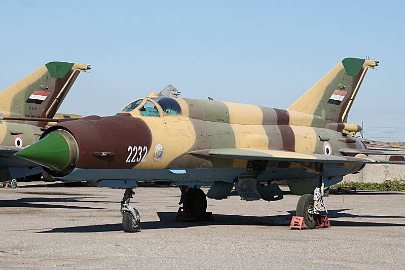 Захват авиабазы в Ходейде: трофейные МиГ-21 попали в кадр