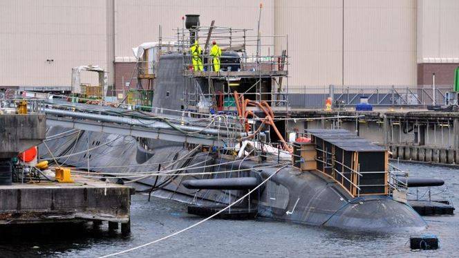 Великобритания, не может построить новые подводные лодки - нет кадров