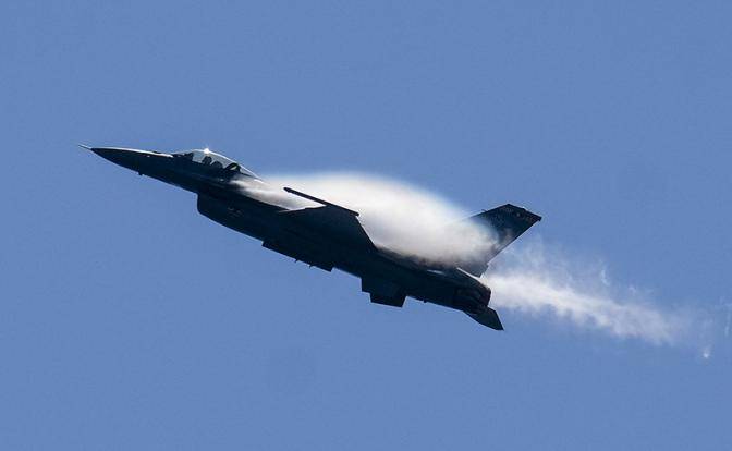 Киев мечтает натянуть шаровары на поношенные F-16