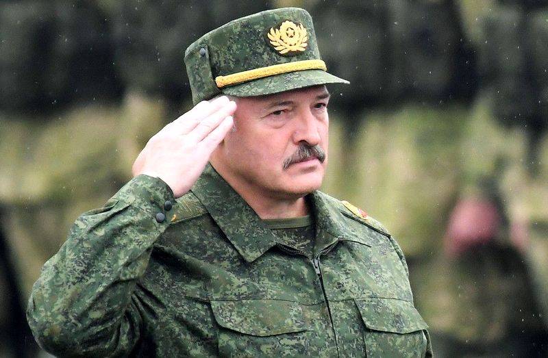 Лукашенко: Я не стану покупать автомат у Путина, чтобы его же и защищать