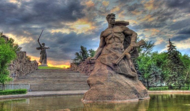 Мамаев курган - памятник героям Сталинградской битвы