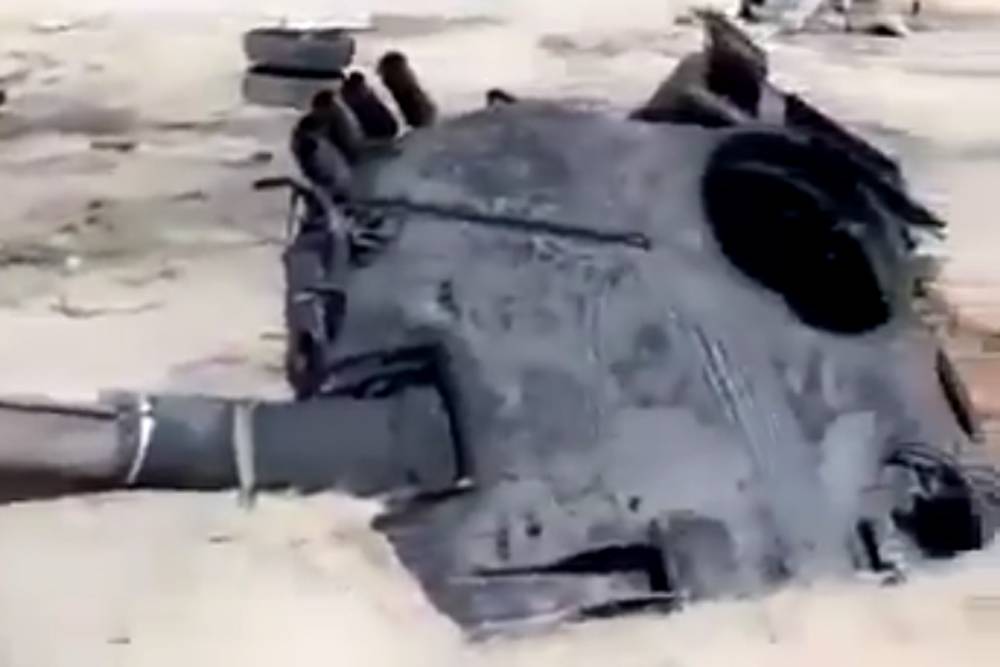 Мощный взрыв сорвал башню с танка Т-72М1 армии Нигерии