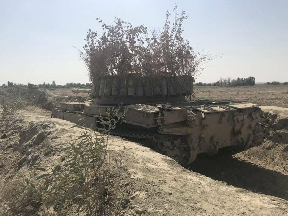 В Сирии замечен танк с необычной защитой и странной маскировкой