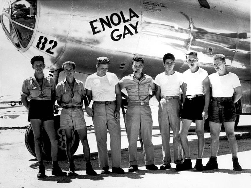 Бомбардировщик B-29, сбросивший бомбу на Хиросиму в 1945 году, и его экипаж