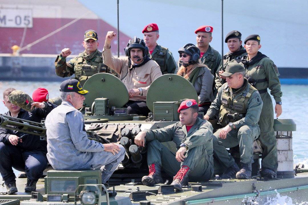 Президент Венесуэлы ознакомился с "глиссерным танком" VN-18 и БМП-3