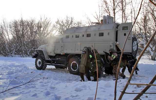 Учения в снегу: спецназ Росгвардии в Мордовии провел штурм здания