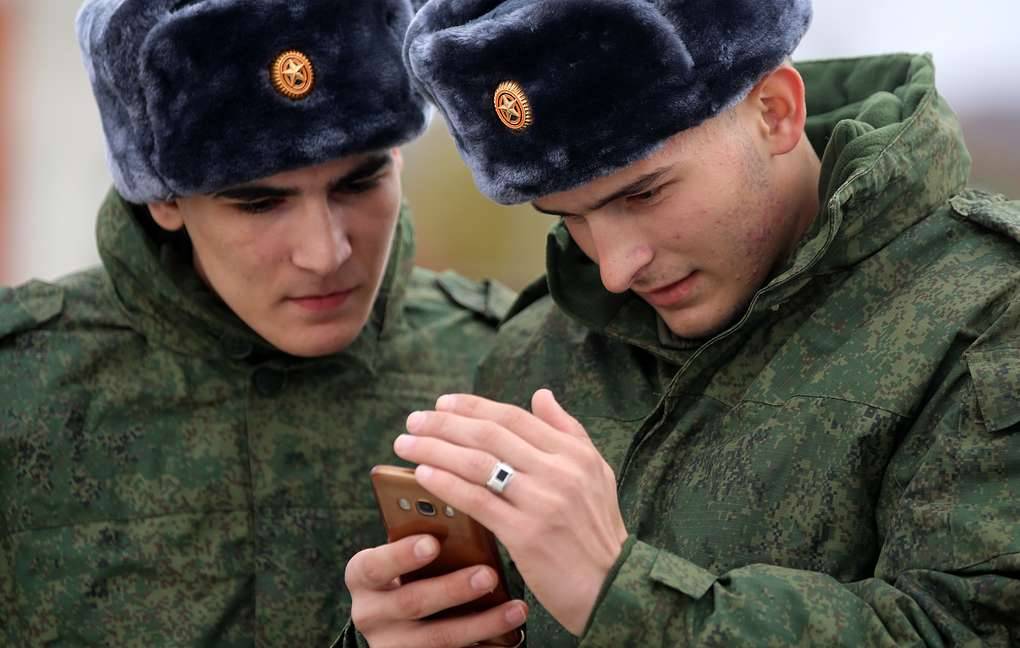 Госдума запретила военным пользоваться смартфонами на службе
