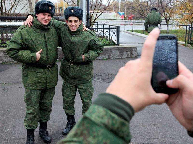 Депутаты запретили военным пользоваться смартфонами на службе