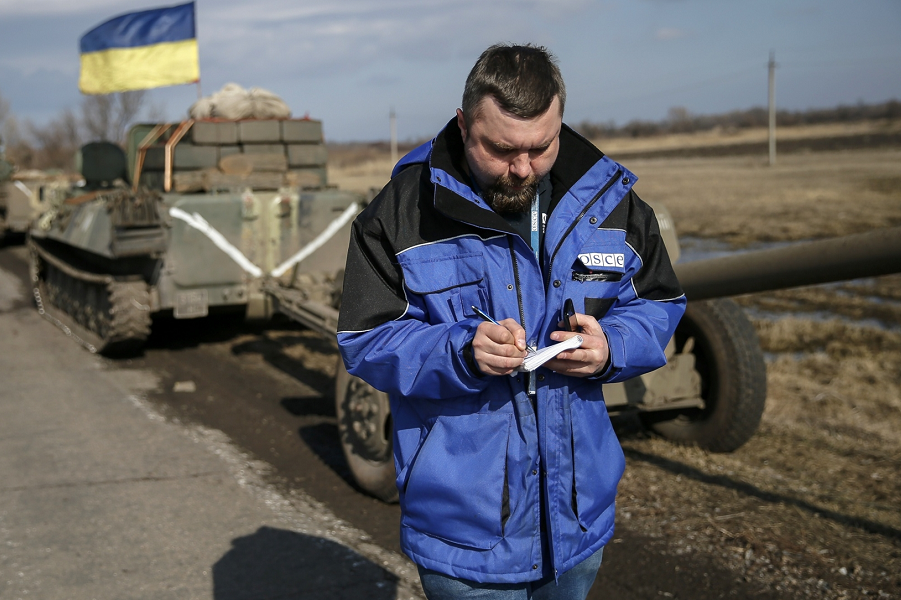 ОБСЕ о ВСУ: украинские военные вывезли тяжелую технику из мест хранения