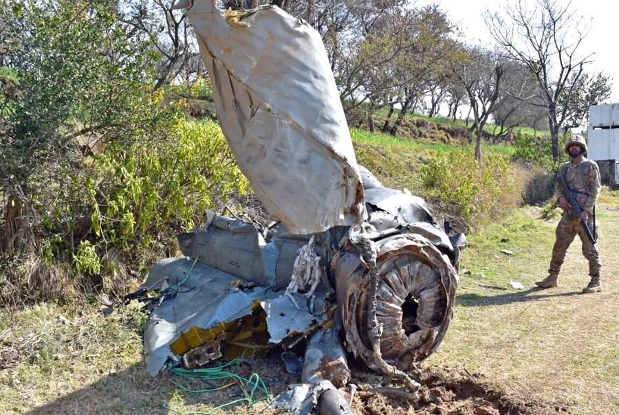 Пакистанцы захватили сбитых индийских пилотов: появились фото