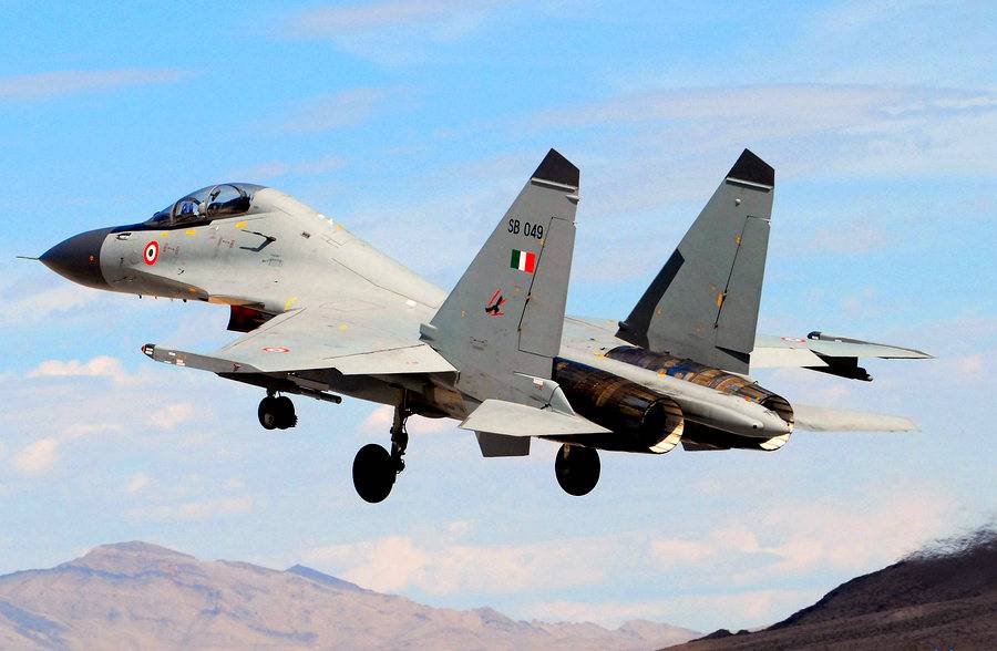 СМИ: Пакистанский F-16 был сбит истребителем Су-30 российского производства