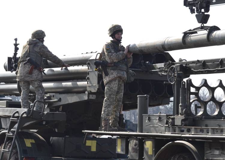 Киев стянул к линии соприкосновения Нацбат «Азов» и эшелон боевой техники