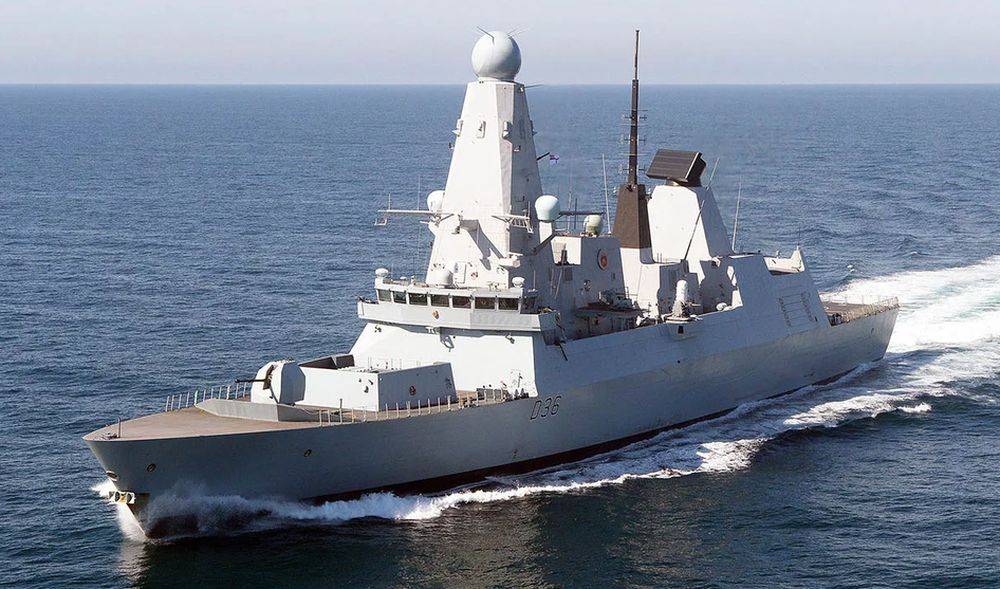 Британский эсминец следит за отрядом российского ВМФ в проливе Ла-Манш