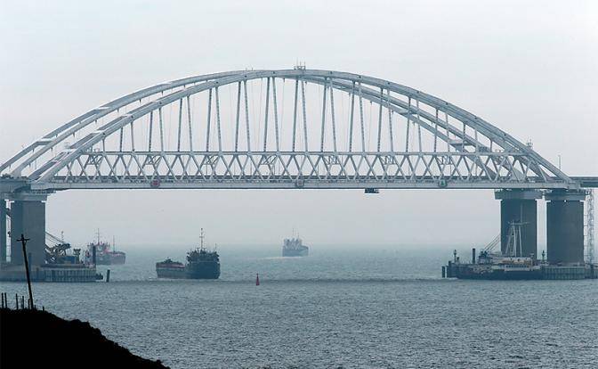 От Крымского моста украинских диверсантов отпугнут катерами