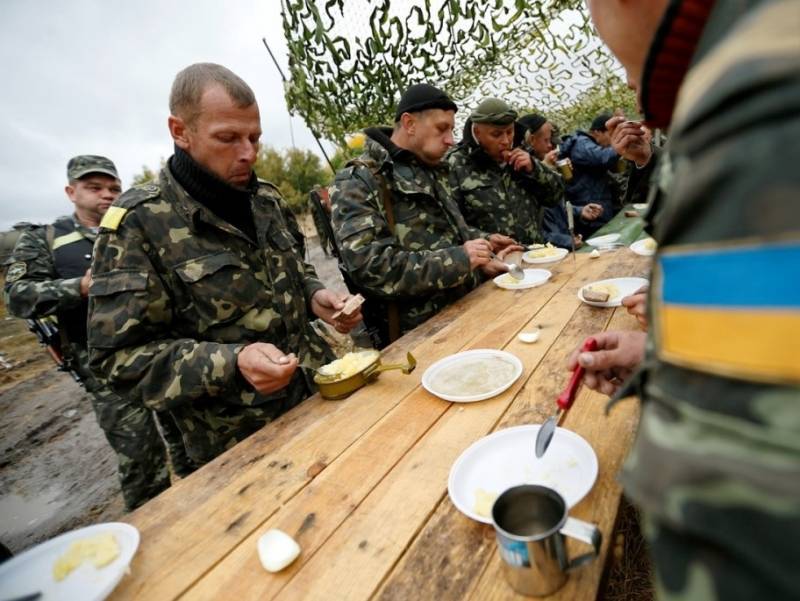 Солдат ВСУ уже несколько недель кормят помоями