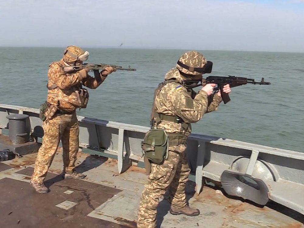 Киев: ФСБ России обижает маленький буксир ВМС Украины на Азове