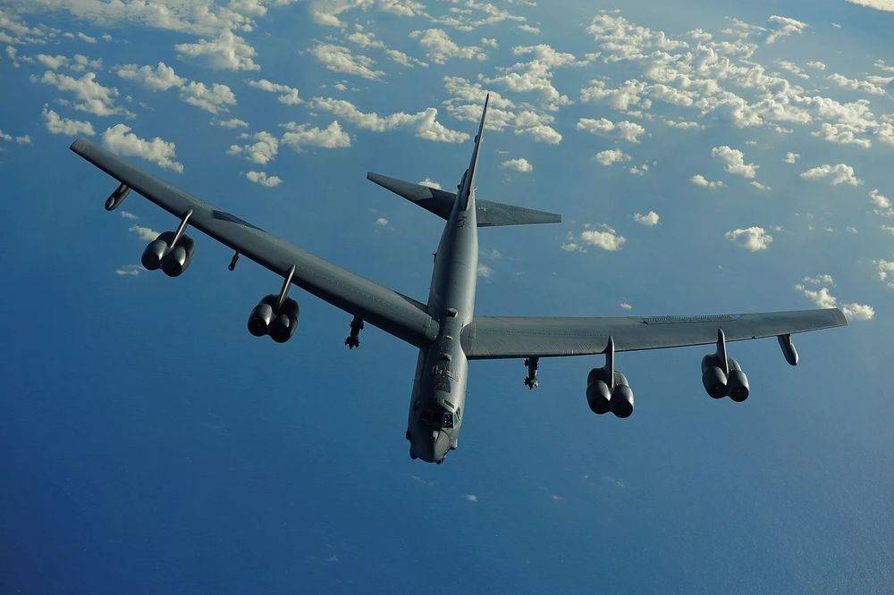 Американский бомбардировщик B-52 попал в зону действия российской ПВО
