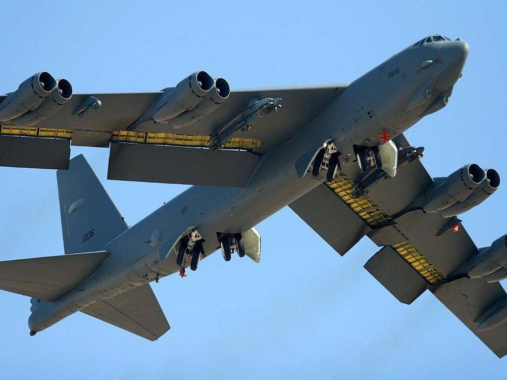 Минобороны прокомментировало полет бомбардировщика США вблизи границ РФ