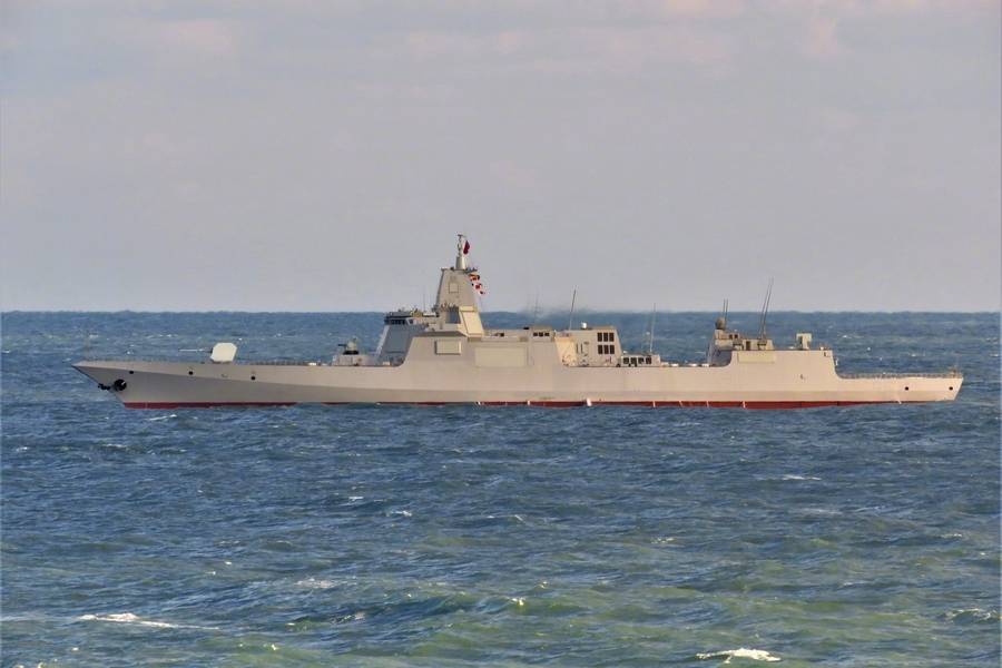 Китайский эсминец проекта 055 вышел на ходовые испытания в море