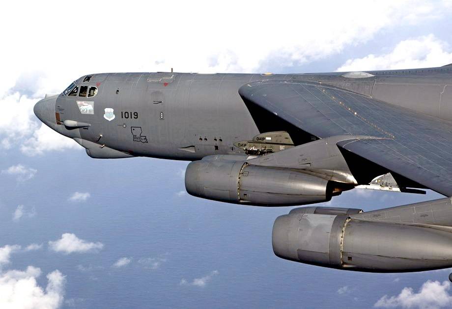Американский B-52 подпустили поближе для «проверки наглости»